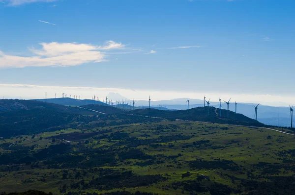 Enerji Üretimi Için Elektrik Türbinleri Casares Spanya Çevresindeki Yeşil Tepelerin — Stok fotoğraf