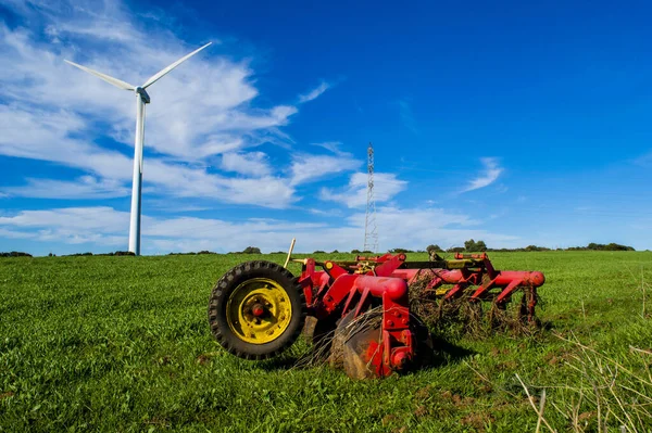 Starý Červený Žlutý Zemědělský Stroj Elektrickou Turbínou Modrou Oblohou Pozadí — Stock fotografie