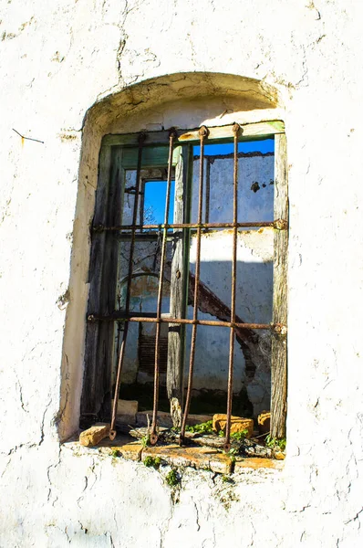 Zerbrochenes Und Rostiges Fenster Offenbart Das Innere Einer Alten Weizenmühle — Stockfoto