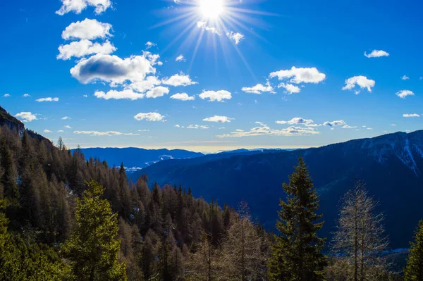 Promienie Słoneczne Filtrują Chmur Aby Oświetlić Płaskowyż Asiago Jego Góry — Zdjęcie stockowe
