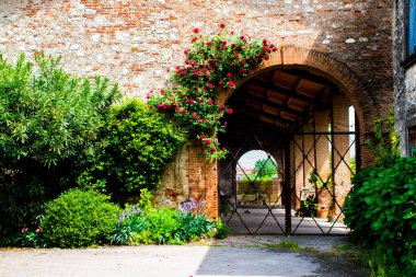 Güzel taş duvarlar güllerle, çiçekler tuğla kemerlerle açardı.