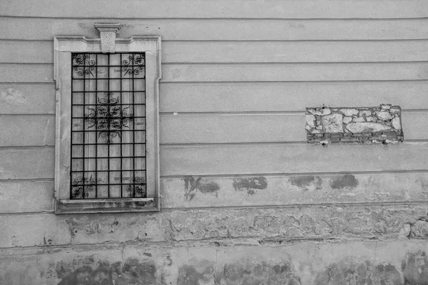 Geschlossenes Fenster Mit Holzläden Und Rostigem Blumenförmigem Gitter Und Der — Stockfoto