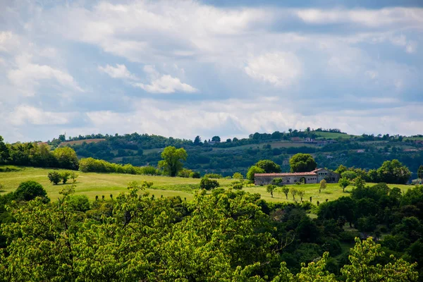 Blick Auf Eine Ländliche Steinvilla Mit Rotem Dach Den Hügeln — Stockfoto