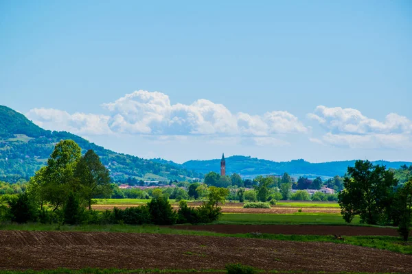 Roter Glockenturm Der Grünen Agrarlandschaft Mit Gepflügten Feldern Blauem Himmel — Stockfoto
