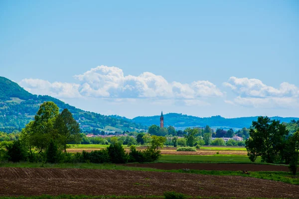 Clocher Rouge Dans Campagne Agricole Verte Avec Des Champs Labourés — Photo