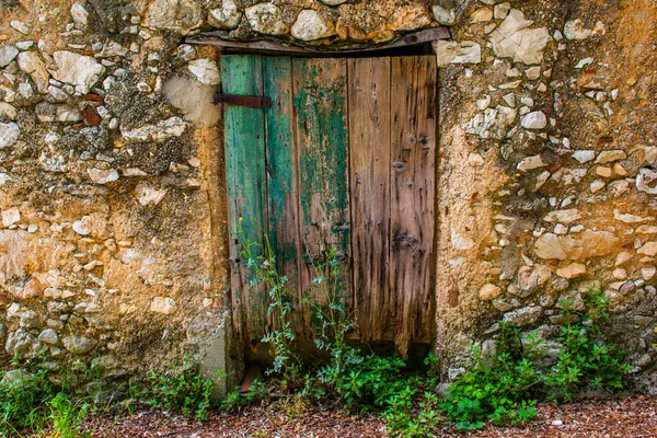 Alte Verfärbte Und Verrottete Grüne Holztür Mit Einer Alten Gelben — Stockfoto