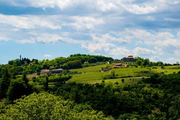 Grüne Landwirtschaftliche Felder Auf Den Hügeln Vordergrund Mit Himmel Und — Stockfoto
