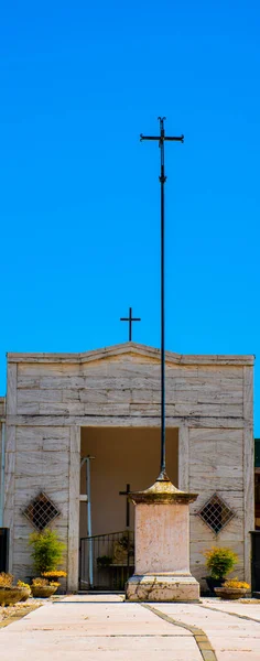 Cruces Hierro Destacan Cielo Azul Con Mármol Blanco —  Fotos de Stock