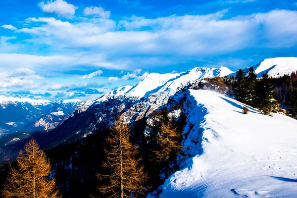 Die Schneebedeckten Dolomiten Der Ferne Wehten Auf Dem Sattel Der — Stockfoto