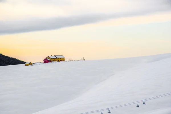 Gelbe Und Rote Hütte Bei Sonnenuntergang Über Dem Val Formica — Stockfoto