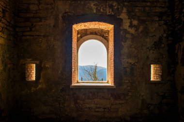 Tarihte zengin antik duvarlar, tuğlalar ve taşlar, kemerli kapılar ve pencereler dağ manzaraları, Forte Interrotto, Asiago, Vicenza, Veneto, İtalya