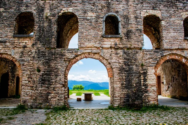 Tarihte zengin antik duvarlar, tuğlalar ve taşlar, kemerli kapılar ve pencereler dağ manzaraları, Forte Interrotto, Asiago, Vicenza, Veneto, İtalya