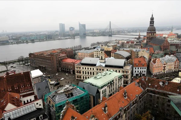 Riga, Letonya, Kasım 2019. Kubbe Katedrali çevresi ve Daugava Nehri manzarası..