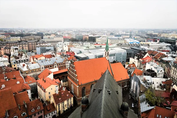 Riga, Letonya, Kasım 2019. Şehrin lüks manzarası ve St. Petersburg Bazilikasının çatısı.