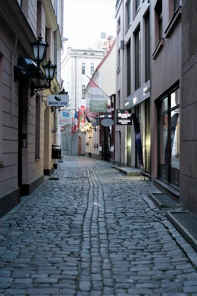 Riga Latvia November 2019 Evening View Narrow Ancient Street City — Stock Photo, Image