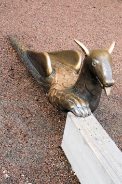 Riga, Letonya, Kasım 2019. Şehir merkezindeki oyun parkında bir peri masalı ejderhasının bronz figürü..