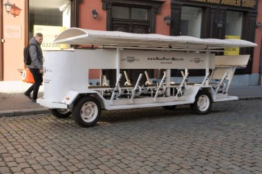 Riga, Letonya, Kasım 2019. Şehir gezileri için ilginç bir pedal turist arabası..