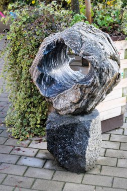 Riga, Letonya, Kasım 2019. Şehir merkezinde yerel taşın soyut modern heykeli.