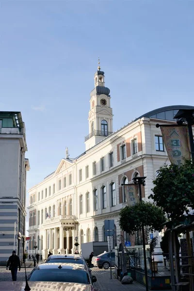  Riga, Letonya, Kasım 2019. Letonya Parlamentosu 'nun arka planda bulutlu bir gökyüzü üzerine kurulması. 