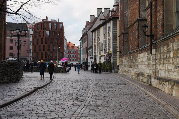  Riga, Letonya, Kasım 2019. Kasvetli bir sonbahar gününde, Kubbe Meydanı boyunca bir sokak.. 