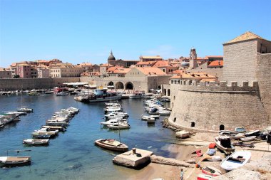 Dubrovnik, Hırvatistan, Haziran 2015. Şehrin merkez limanının tam versiyonu.
