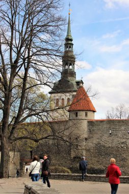 Tallinn, Estonya, Mayıs 2014. Baharın başında eski kale duvarında yürüyen insanlar..
