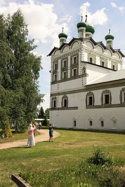 Veliky Novgorod Ryssland Maj 2018 Pilgrimer Fotograferar Den Gamla Kyrkan — Stockfoto