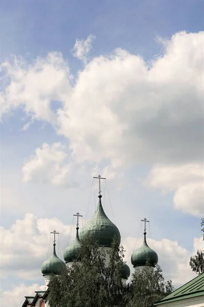 Veliky Novgorod Russia May 2018 朝圣者给修道院里的旧教堂拍照 — 图库照片