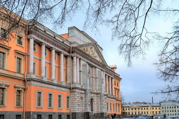 St. Petersburg, Rusya, Aralık 2019. Mikhailovsky Şatosu 'nun ev kilisesi parktan ağaçların arasından görünüyor..
