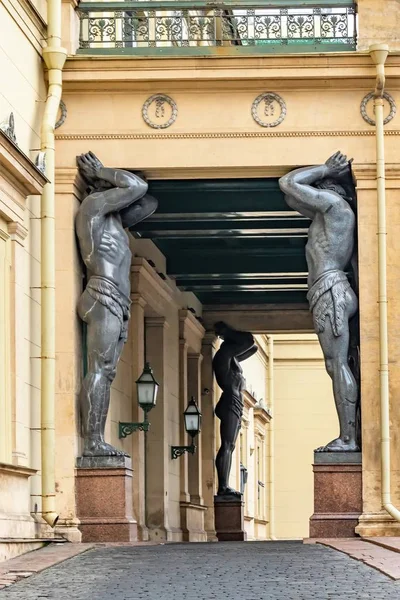 St. Petersburg, Rusya, Aralık 2019. Hermitage 'ın girişindeki girişe yakın çekim..