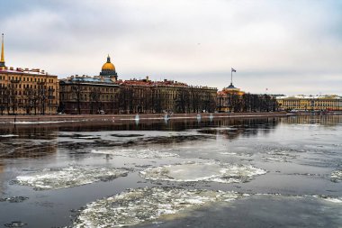  St. Petersburg, Rusya, Şubat 2020. Granit bir top ve Kış Sarayı ile manzara. 