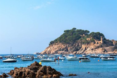  Tossa de Mar, İspanya, Ağustos 2018. Sahil kasabasının küçük körfezinin güzel manzarası.