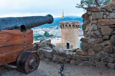 Tossa de Mar, İspanya, Ağustos 2018. Bir şehir kalesinin duvarında eski bir silah.