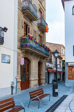 Tossa de Mar, İspanya, Ağustos 2018. Eski meydanda renkli saksıları olan muhteşem bir balkon..