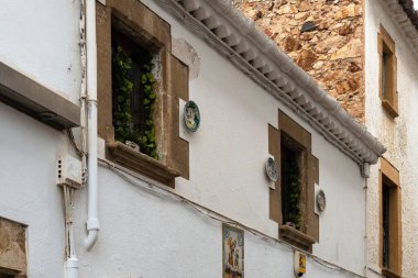 Tossa de Mar, İspanya, Ağustos 2018. Şehir merkezinde ahşap panjurları olan eski bir binanın parçası..