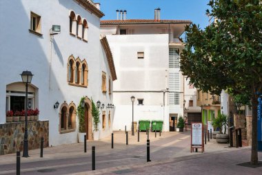 Tossa de Mar, İspanya, Ağustos 2018. Küçük bir kasabada tipik bir Akdeniz sokağı.