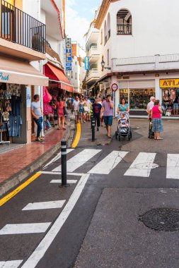 Tossa de Mar, İspanya, Ağustos 2018. Şehrin alışveriş bölgesi ve yürüyen turistler..