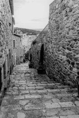 Tossa de Mar, İspanya, Ağustos 2018. Eski şehrin ortaçağ sokağının siyah beyaz görüntüsü..
