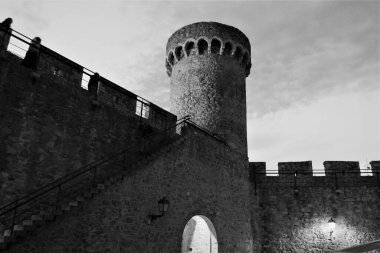 Tossa de Mar, İspanya, Ağustos 2018. Akşamları kale duvarlarının siyah beyaz görüntüsü..
