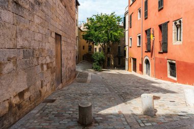 Girona, İspanya, Ağustos 2018. Eski şehrin ortaçağ caddesinin manzarası.
