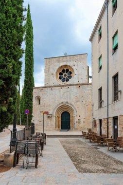Girona, İspanya, Ağustos 2019. Eski Katolik manastırının girişinin önündeki meydan..
