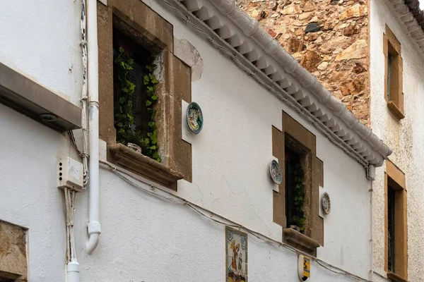 Tossa de Mar, İspanya, Ağustos 2018. Şehir merkezinde ahşap panjurları olan eski bir binanın parçası..