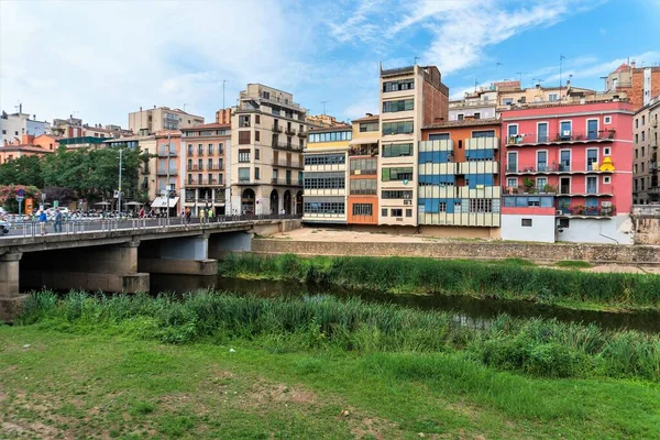 Girona, İspanya, Ağustos 2018. Köprü ve eski kanalın kıyısındaki konut binaları.