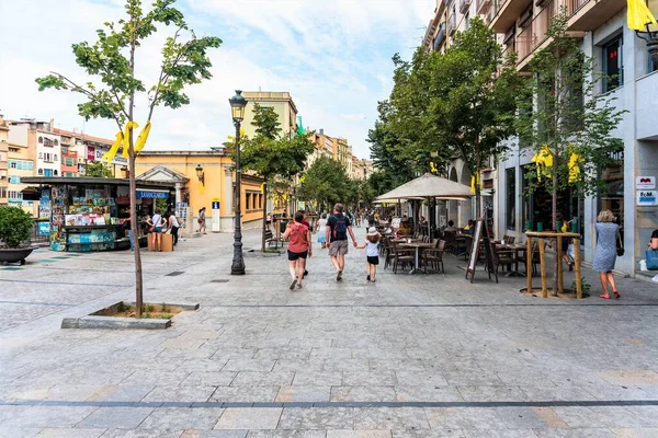 Girona, İspanya, Ağustos 2018. Sıcak bir yaz gününde eski kasabanın ana caddesi..