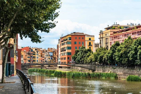 Girona, İspanya, Ağustos 2018. Şehir merkezindeki nehrin manzarası kale hendeğinin olduğu yerde..