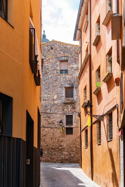 Girona Hiszpania Sierpień 2018 Fragment Średniowiecznego Budynku Końcu Wąskiej Ulicy — Zdjęcie stockowe