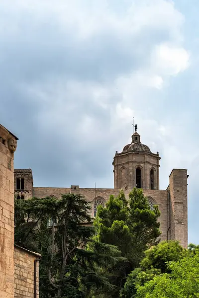 Girona, İspanya, Ağustos 2018. Çatıda bir melek olan bir kule üzerinde fırtınalı bir gökyüzü.