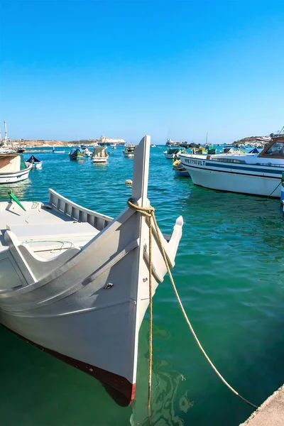 Marsaxlokk Malta Agosto 2019 Barco Prazer Branco Lindo Fundo Porto — Fotografia de Stock