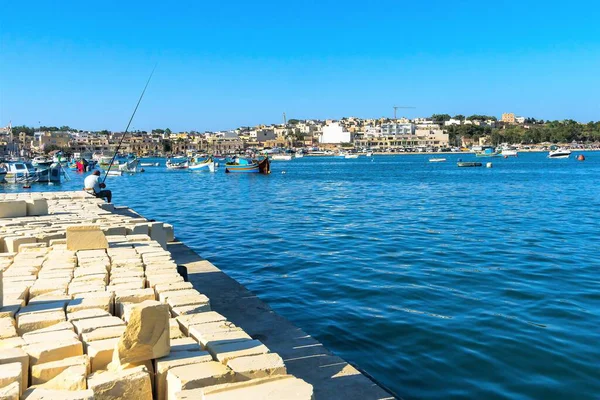 マルサックスルック マルタ 2019年8月 町の裏側の桟橋に釣竿を持つ漁師 — ストック写真