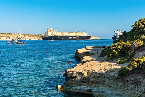 Marsaxlokk Malta August 2019 Rocky Coast Utsikt Tankskipet Piren – stockfoto